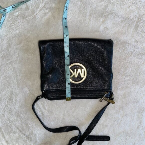 Elevate your style with this stunning Michael Kors crossbody bag. Crafted from l - Picture 10 of 13